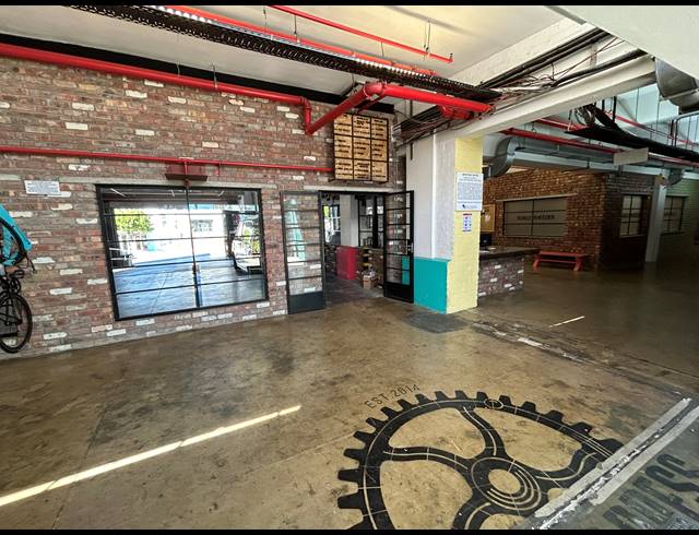 85M² BUILDING TO LET IN WOODSTOCK